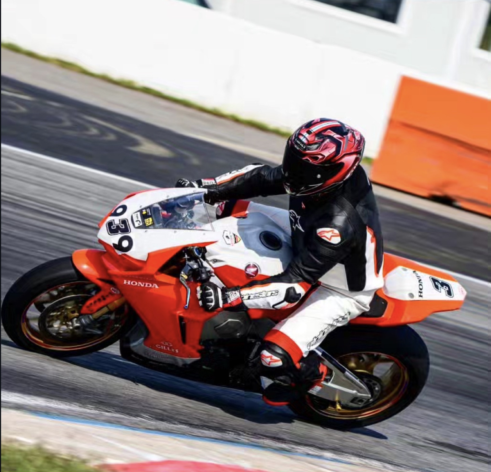Hagen Anton mit dem Motorrad auf der Rennstrecke