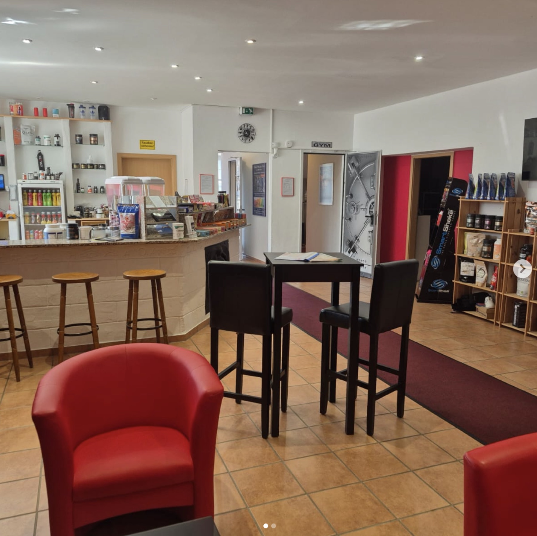 Blick in den Eingangs- und Thekenbereich des Studios