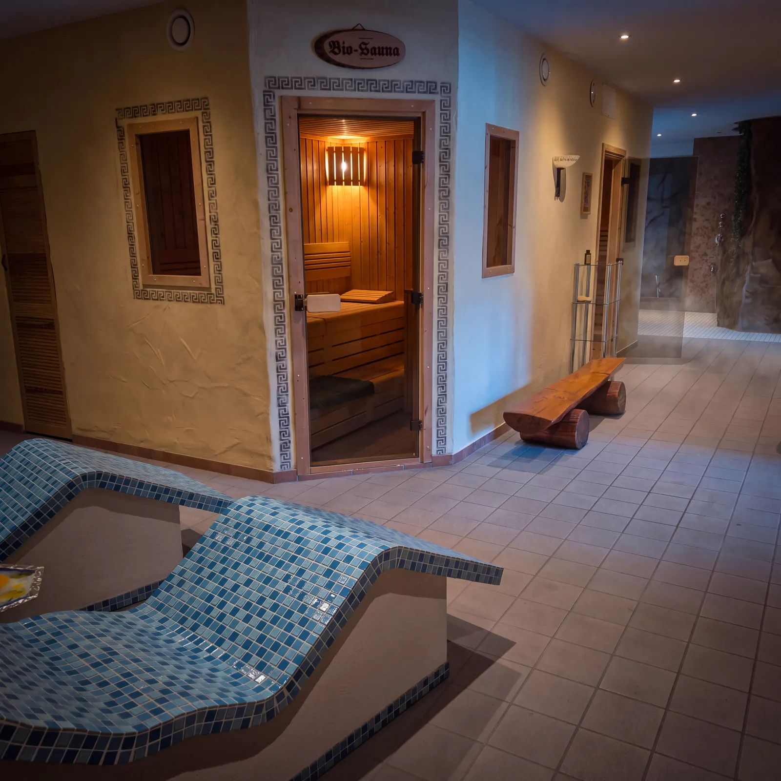 Bio-Sauna mit Wärmeliegen im Wellnessbereich des Fitness Wellness Park Kirn